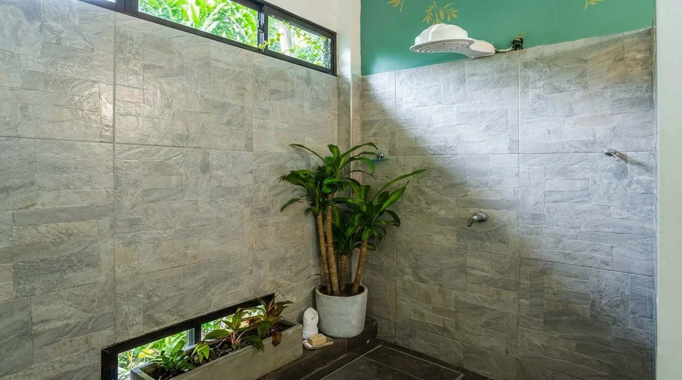 Ducha tropical con plantas