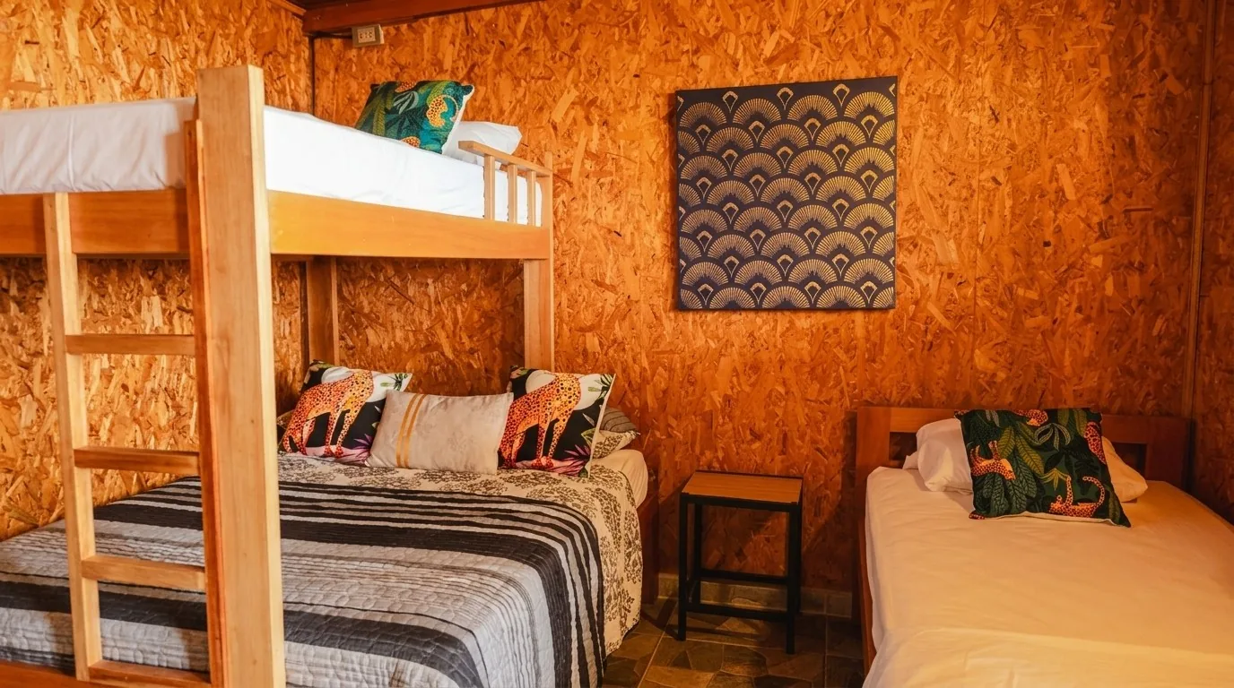 Habitación con arte decorativo